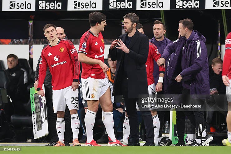 HLV Carrick nhận điểm thấp nhất trận MU thua Newcastle, Lammens không gánh nổi - 2