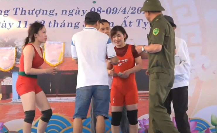 Hot girl Anh Thơ giật giải "Hoa khôi", hội vật làng còn vô số "đóa hồng" đẹp không kém - 5