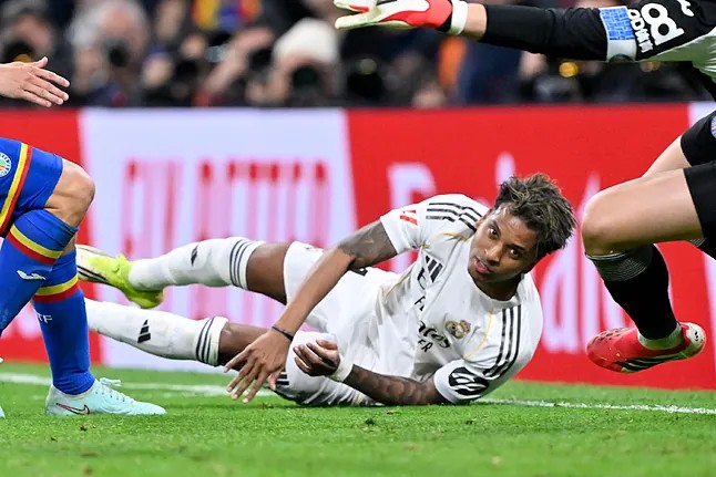 Hé lộ góc tối của Real: Bộ phận y tế có vấn đề, siêu sao phải về quê để chữa trị - 1