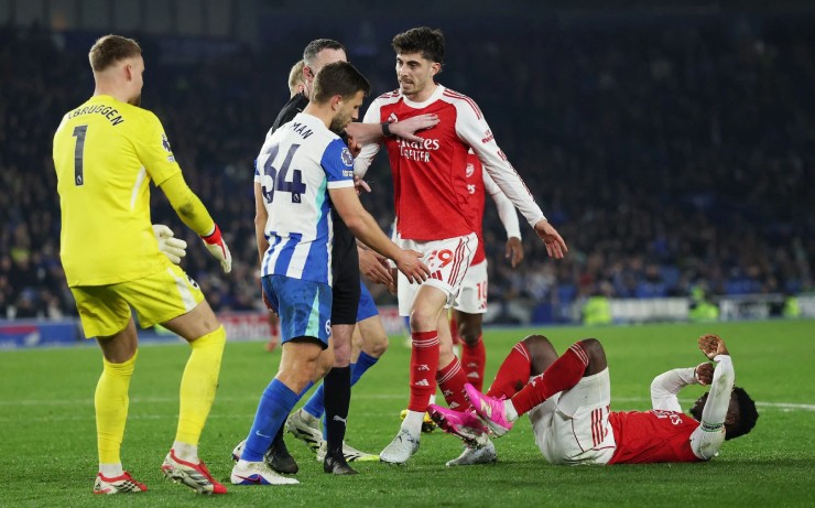 Arsenal chấp nhận vai "phản diện" Ngoại hạng Anh, fan phí tiền vào sân - 1