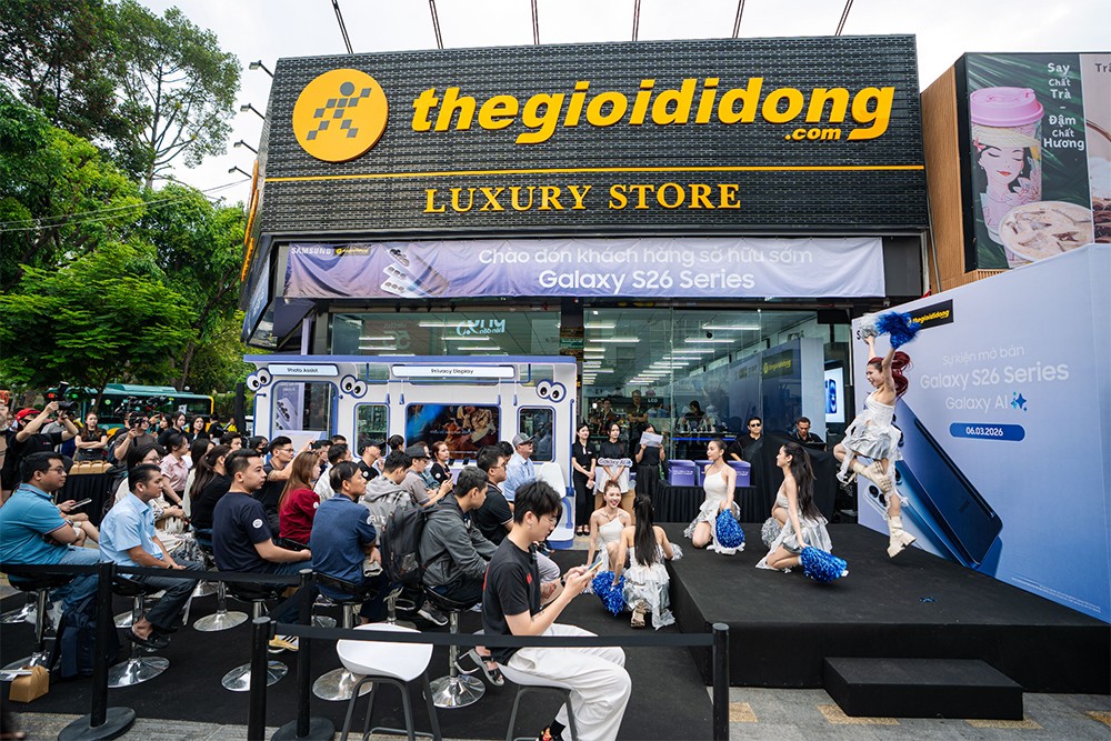 Thế Giới Di Động chính thức trao tay chiếc Flagship Galaxy S26 series cho những khách hàng đầu tiên sở hữu - 1