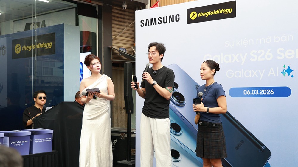 Thế Giới Di Động chính thức trao tay chiếc Flagship Galaxy S26 series cho những khách hàng đầu tiên sở hữu - 2