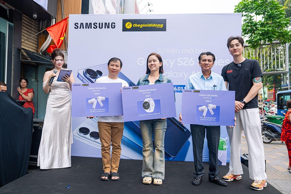 Thế Giới Di Động chính thức trao tay chiếc Flagship Galaxy S26 series cho những khách hàng đầu tiên sở hữu - 3