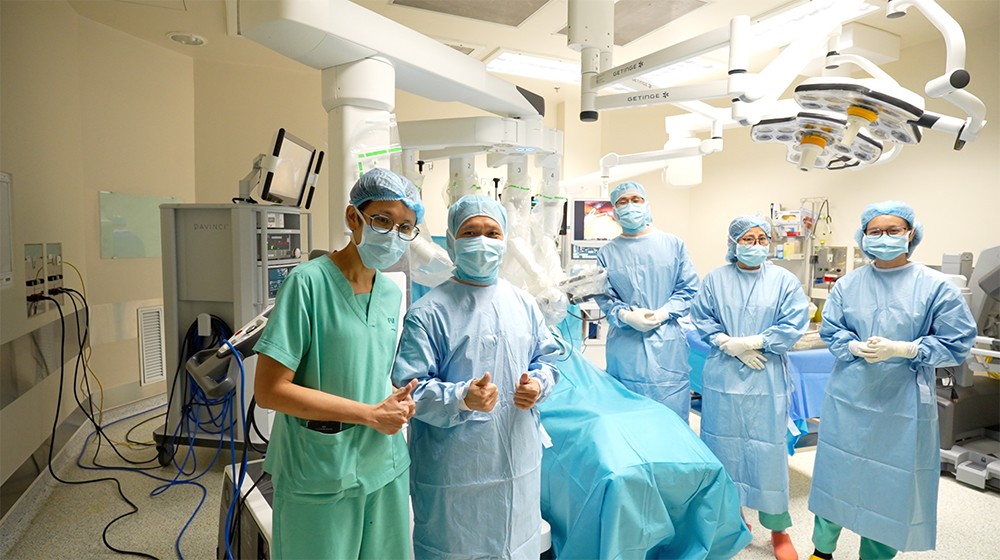 Bệnh nhân người Úc mổ sỏi mật bằng Robot tại Việt Nam xuất viện chỉ sau 24 giờ - 2