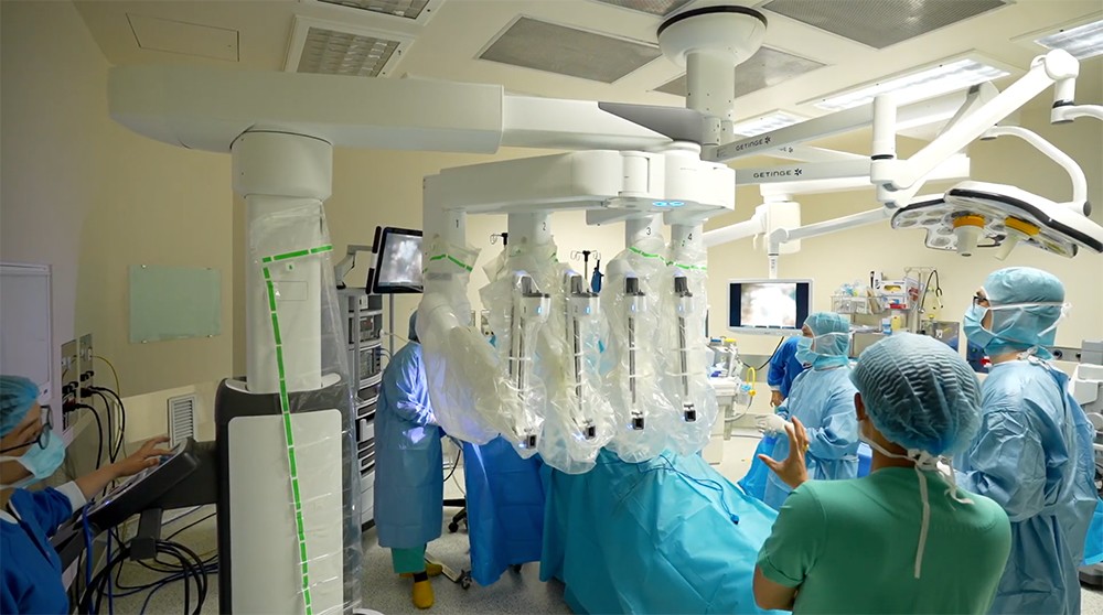 Bệnh nhân người Úc mổ sỏi mật bằng Robot tại Việt Nam xuất viện chỉ sau 24 giờ - 1