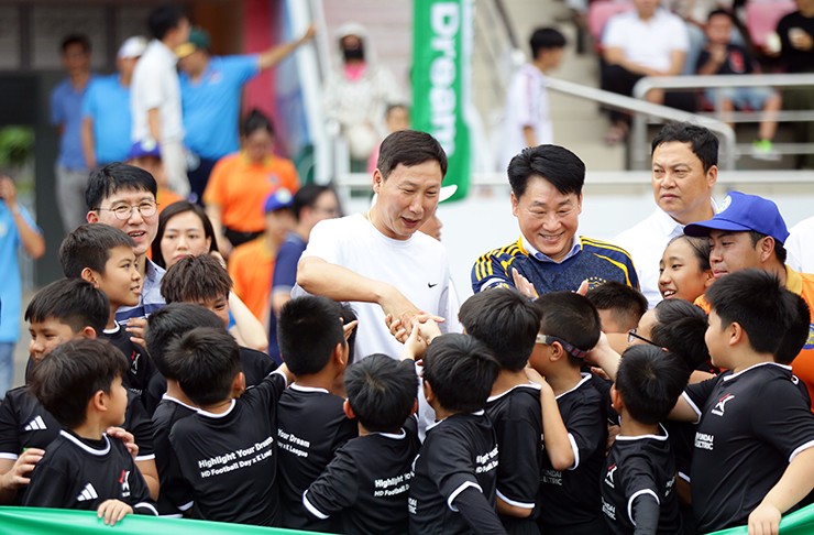 HLV Kim Sang Sik “gây sốt” ở TP.HCM, cầu thủ nhí vây kín xin chụp ảnh - 3