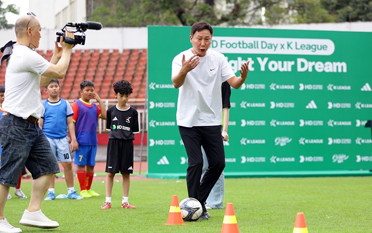 HLV Kim Sang Sik “gây sốt” ở TP.HCM, cầu thủ nhí vây kín xin chụp ảnh - 7