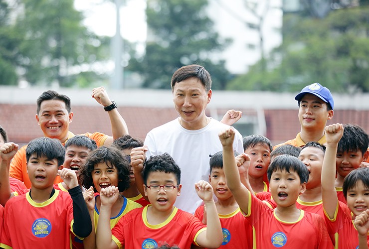 HLV Kim Sang Sik “gây sốt” ở TP.HCM, cầu thủ nhí vây kín xin chụp ảnh - 11