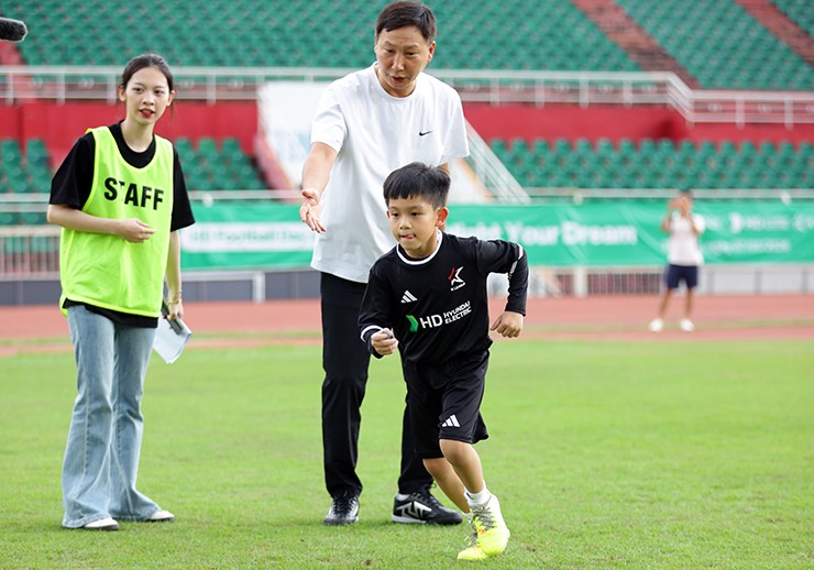 HLV Kim Sang Sik “gây sốt” ở TP.HCM, cầu thủ nhí vây kín xin chụp ảnh - 13