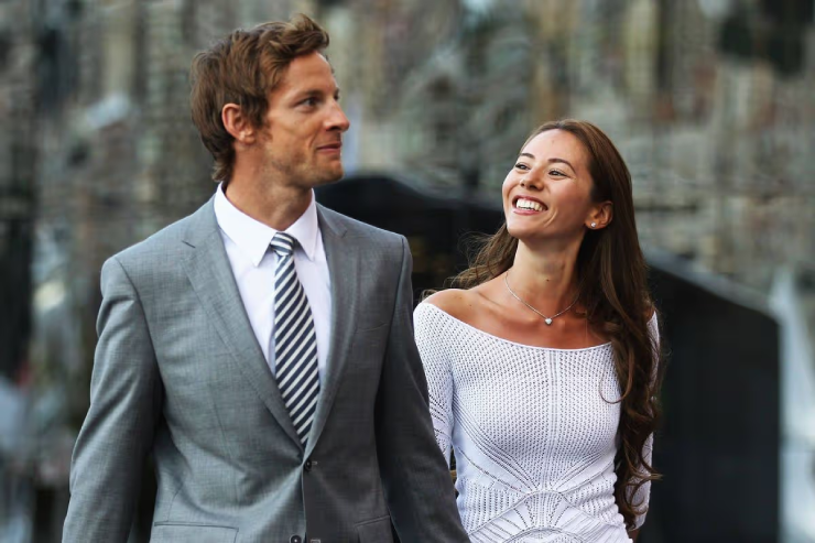 Sao tốc độ vô địch đua xe, "thân mật" với người mẫu nội y ngay tại văn phòng - 1