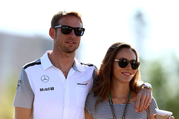 Sao tốc độ vô địch đua xe, "thân mật" với người mẫu nội y ngay tại văn phòng - 2