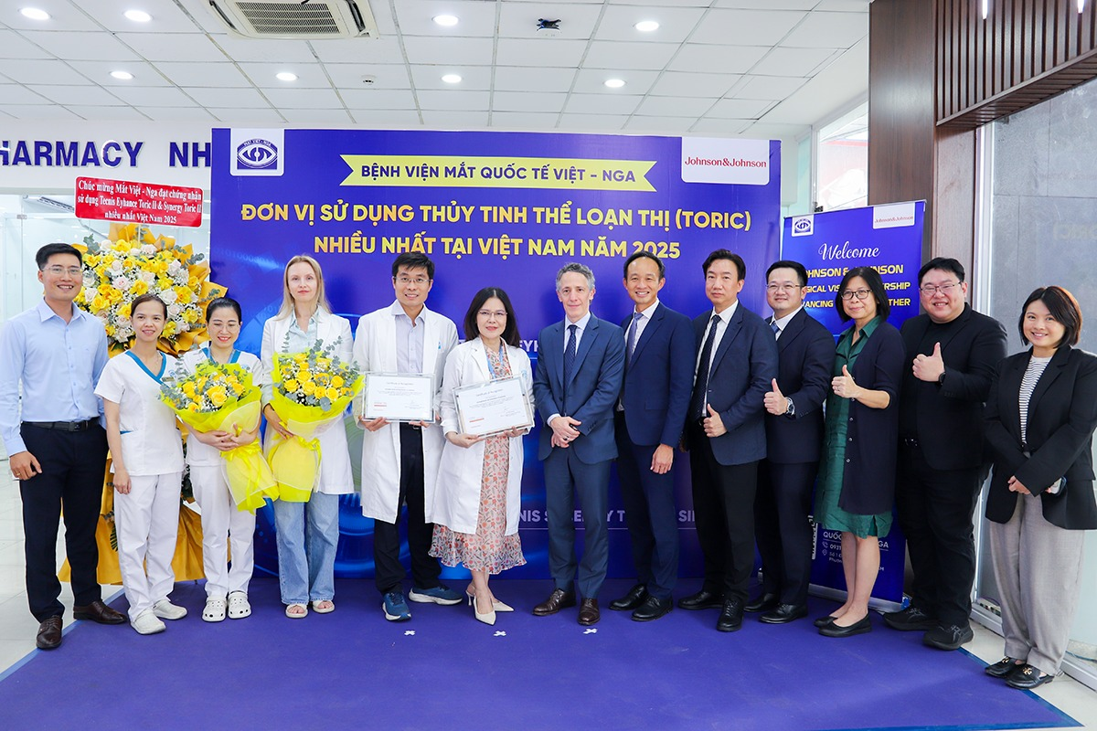 Mắt Việt – Nga nhận giải Phẫu thuật Thủy tinh thể cao cấp TECNIS nhiều nhất Việt Nam - 1