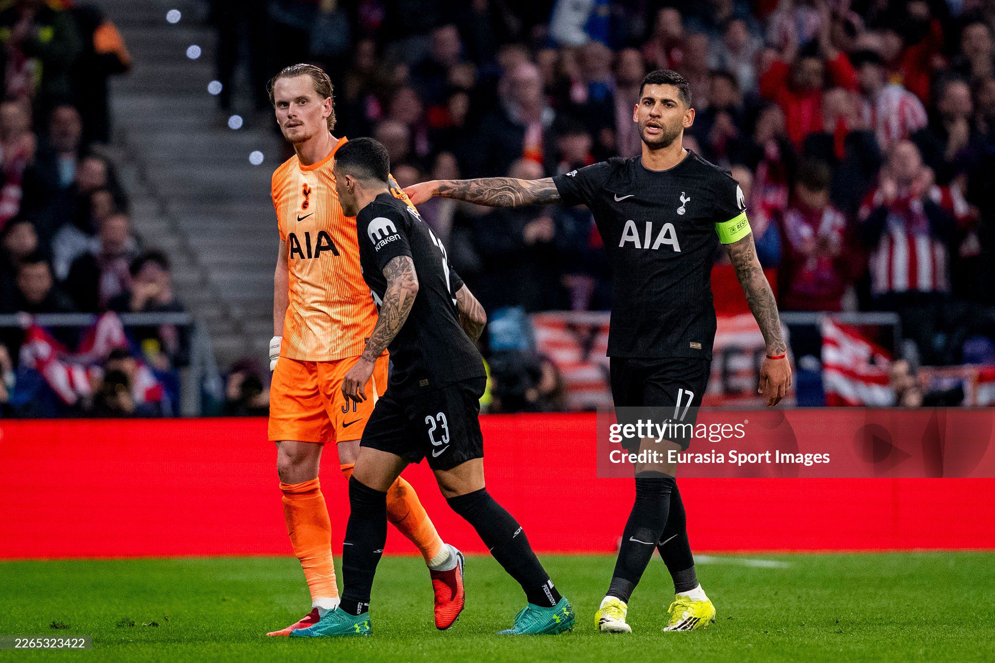 HLV Tudor bị "xúi giục" để thay Kinsky, nói gì về việc thay thủ môn chấn động cúp C1? - 1