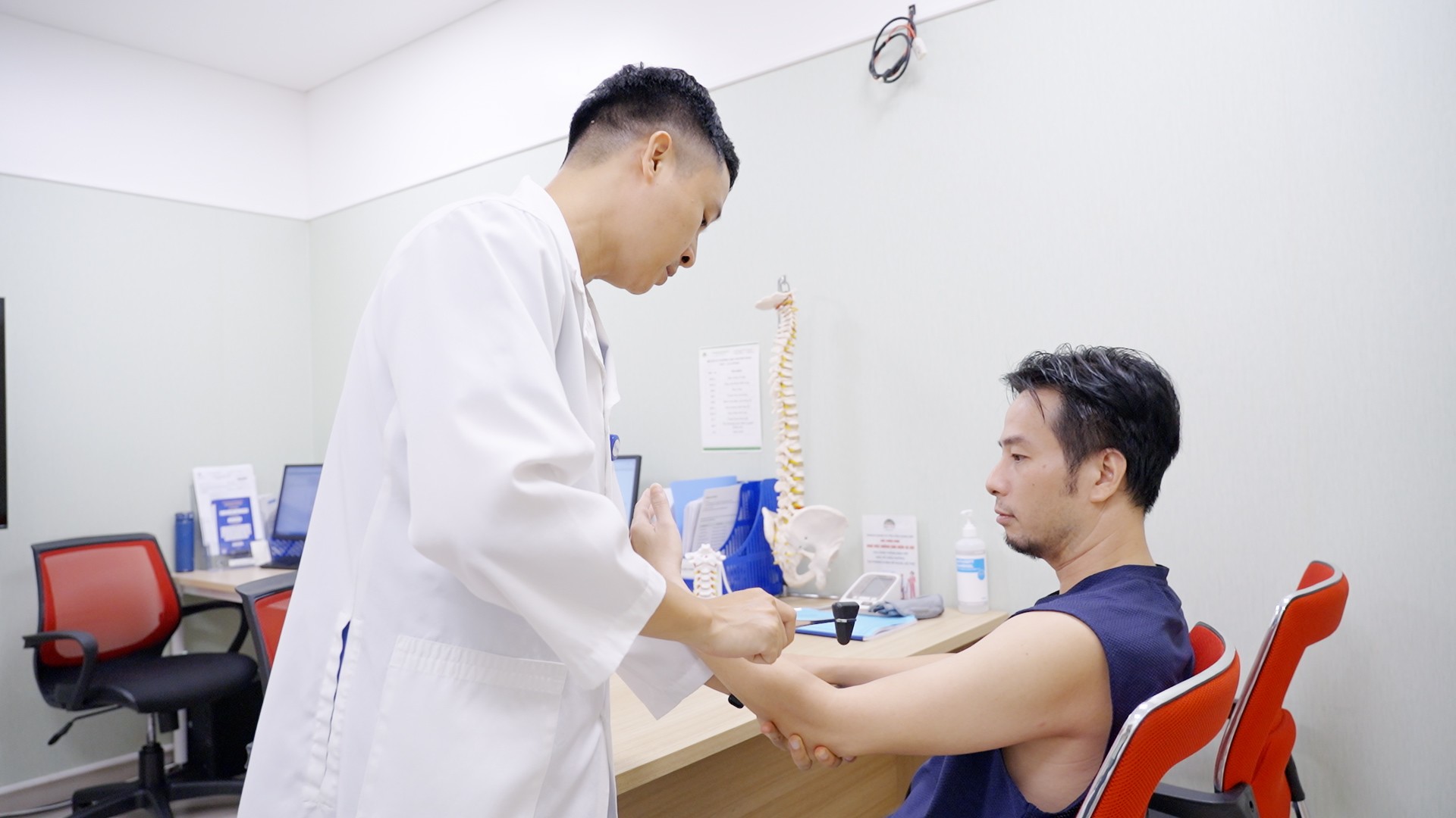 Hệ thống thực tế ảo tích hợp AI hỗ trợ phục hồi chức năng sau phẫu thuật cột sống - 3