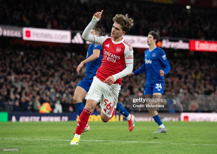 Nam sinh lớp 11 giúp Arsenal tiến sát ngôi vương, lập kỳ tích Ngoại hạng Anh - 1