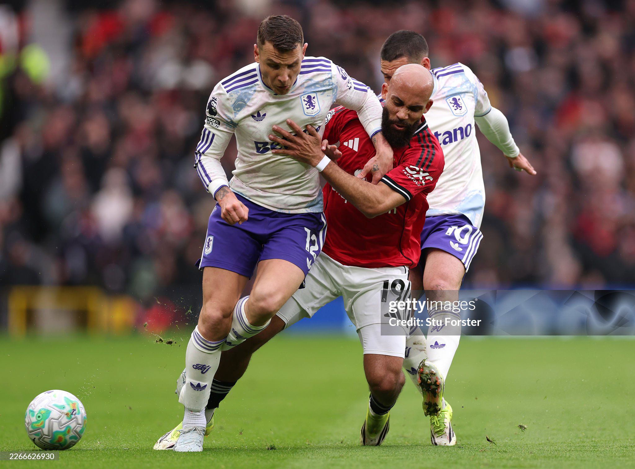 MU "trả giá" cho chiến thắng Aston Villa, Mbeumo bị nghi chấn thương - 4