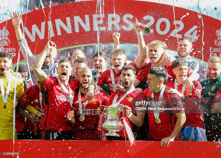 MU quyết "lột xác’" hành lang cánh, nhắm thay Dalot và Shaw - 2