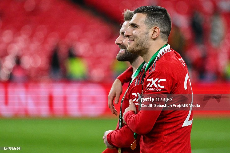 MU quyết "lột xác’" hành lang cánh, nhắm thay Dalot và Shaw - 1