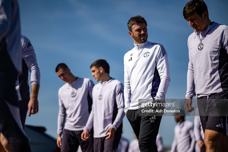 Carrick “lộ mặt” ở MU: Điềm tĩnh ngoài sân, bùng nổ trong phòng thay đồ - 1