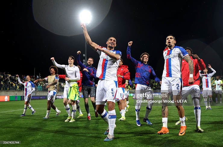 "Cơn mưa" thẻ đỏ ở Conference League, 8 ông lớn khó nhọc ghi danh tứ kết - 1