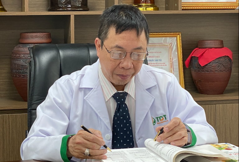 TTƯT, Bác Sĩ Lê Hữu Tuấn và sứ mệnh phụng sự cộng đồng tại Thuốc Dân Tộc - 1
