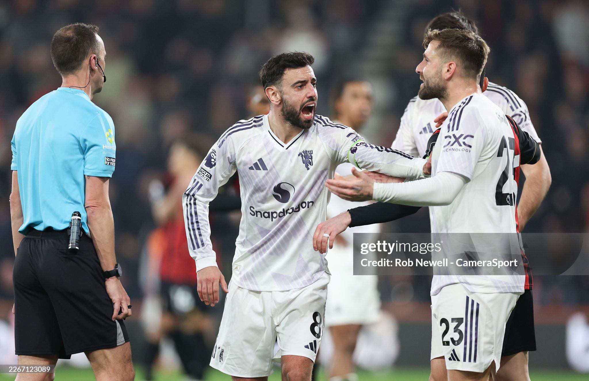 MU rơi chiến thắng trước Bournemouth: Thầy trò Carrick thi nhau mỉa mai trọng tài - 1