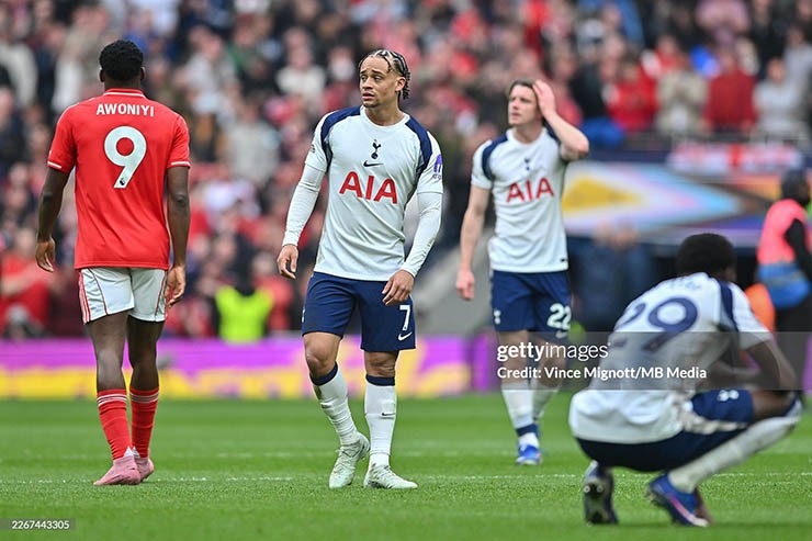 Nóng bảng xếp hạng Ngoại hạng Anh: Aston Villa áp sát MU, Tottenham thảm bại "chung kết ngược" - 2