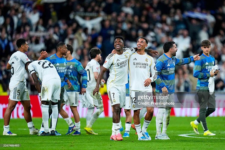 Valverde nhận thẻ đỏ suýt thành tội đồ, HLV Arbeloa vẫn khen trọng tài - 1