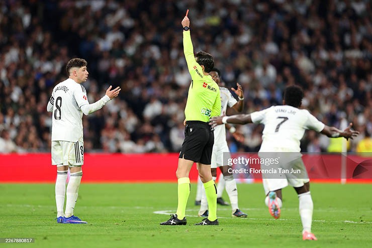 Valverde nhận thẻ đỏ suýt thành tội đồ, HLV Arbeloa vẫn khen trọng tài - 2