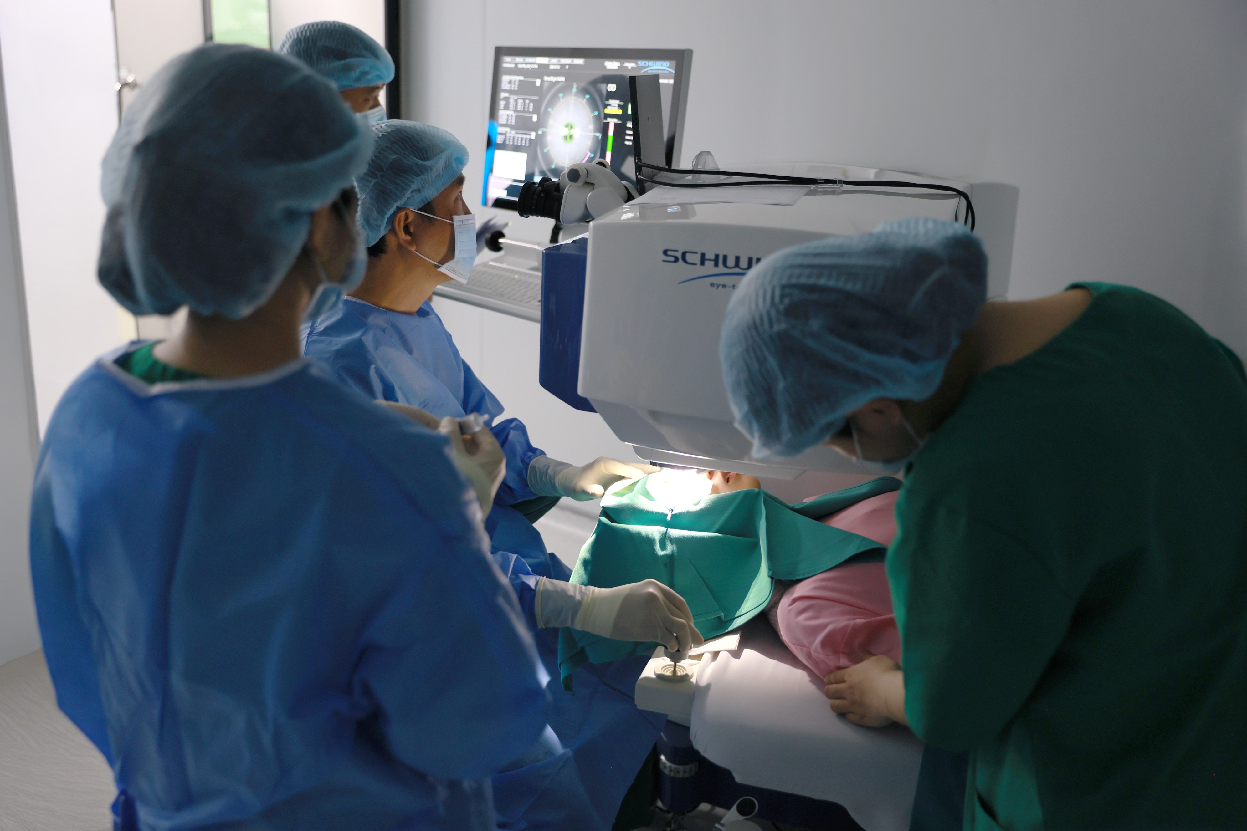 Xóa cận vết mổ nhỏ và sự phát triển hướng đến bảo tồn mô giác mạc - 4