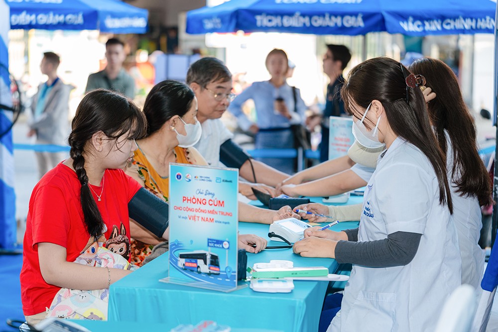 Chuỗi chương trình tiêm phòng cúm miễn phí quy mô tại miền Trung: Hàng ngàn liều vắc xin từ vì sức khỏe cộng đồng - 4