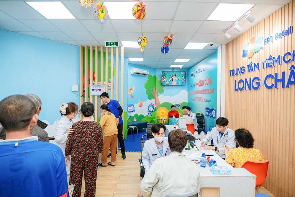 Chuỗi chương trình tiêm phòng cúm miễn phí quy mô tại miền Trung: Hàng ngàn liều vắc xin từ vì sức khỏe cộng đồng - 6