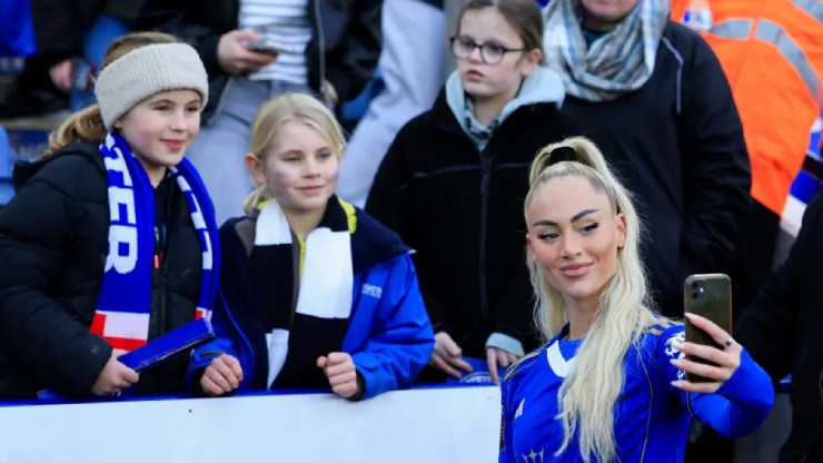 Nữ cầu thủ đẹp nhất thế giới bị chê "sống ảo", nghiện quay TikTok hơn đá bóng - 3