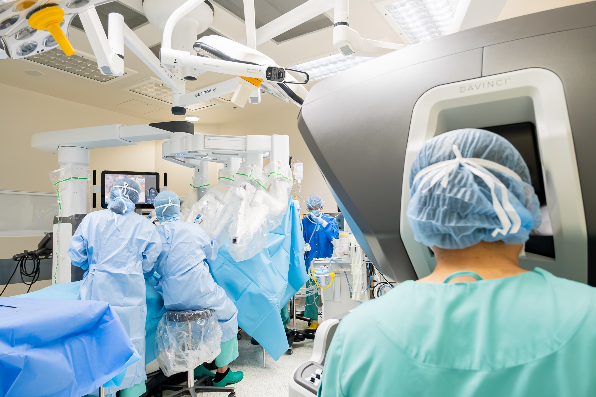 Bác sĩ FV dùng robot da Vinci tiếp cận “đỉnh lồng ngực” loại bỏ khối u hiếm gặp cho bệnh nhi - 2