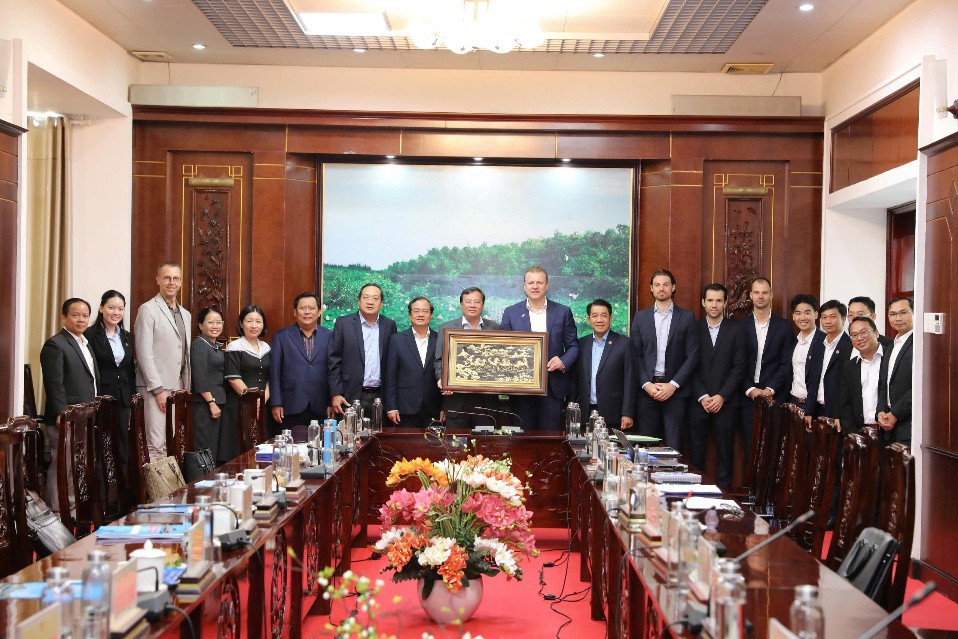 Chủ tịch UBND tỉnh Tây Ninh: Tiếp, làm việc với Tập đoàn De Heus và Tập đoàn Hùng Nhơn - 5