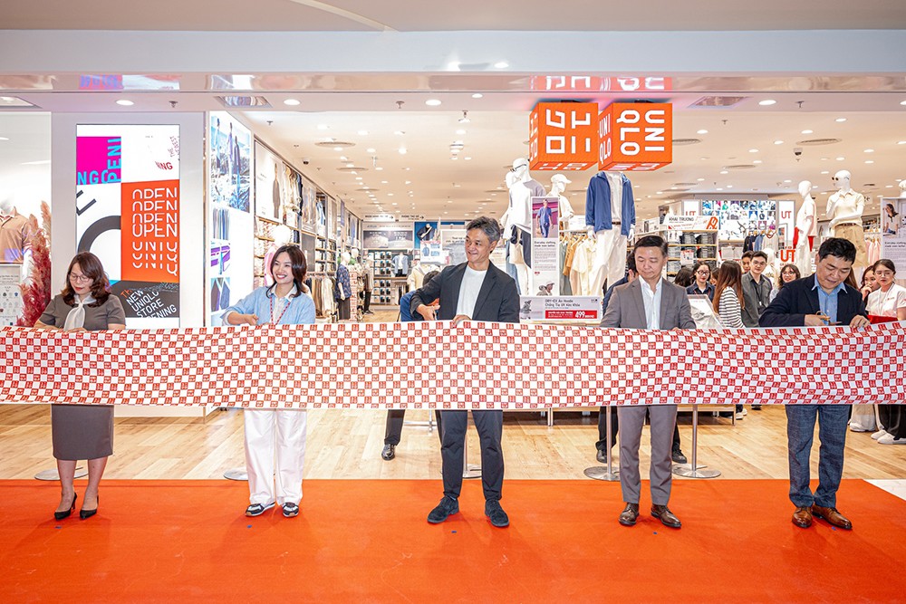 UNIQLO Hanoi Centre chính thức khai trương sáng ngày 27.03, chào đón hàng trăm khách hàng đến tham quan, mua sắm - 2
