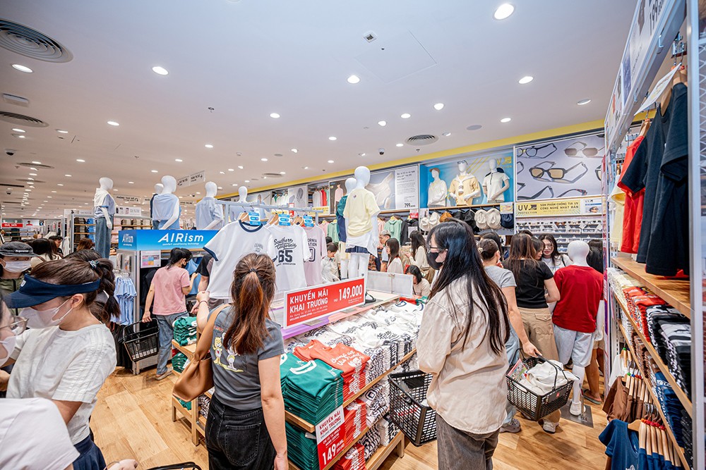 UNIQLO Hanoi Centre chính thức khai trương sáng ngày 27.03, chào đón hàng trăm khách hàng đến tham quan, mua sắm - 3