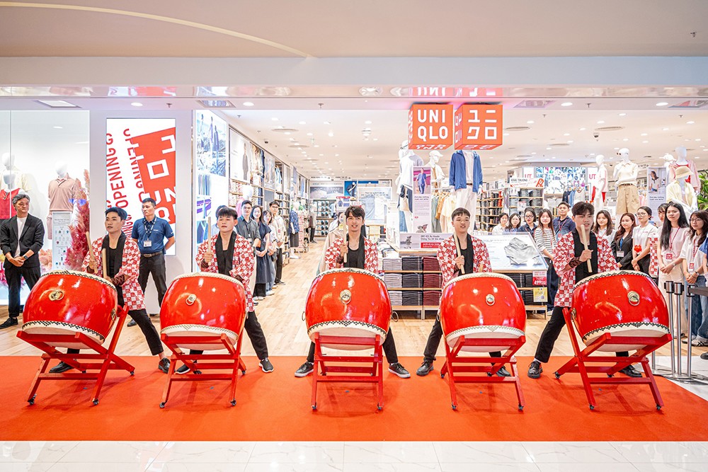 UNIQLO Hanoi Centre chính thức khai trương sáng ngày 27.03, chào đón hàng trăm khách hàng đến tham quan, mua sắm - 1
