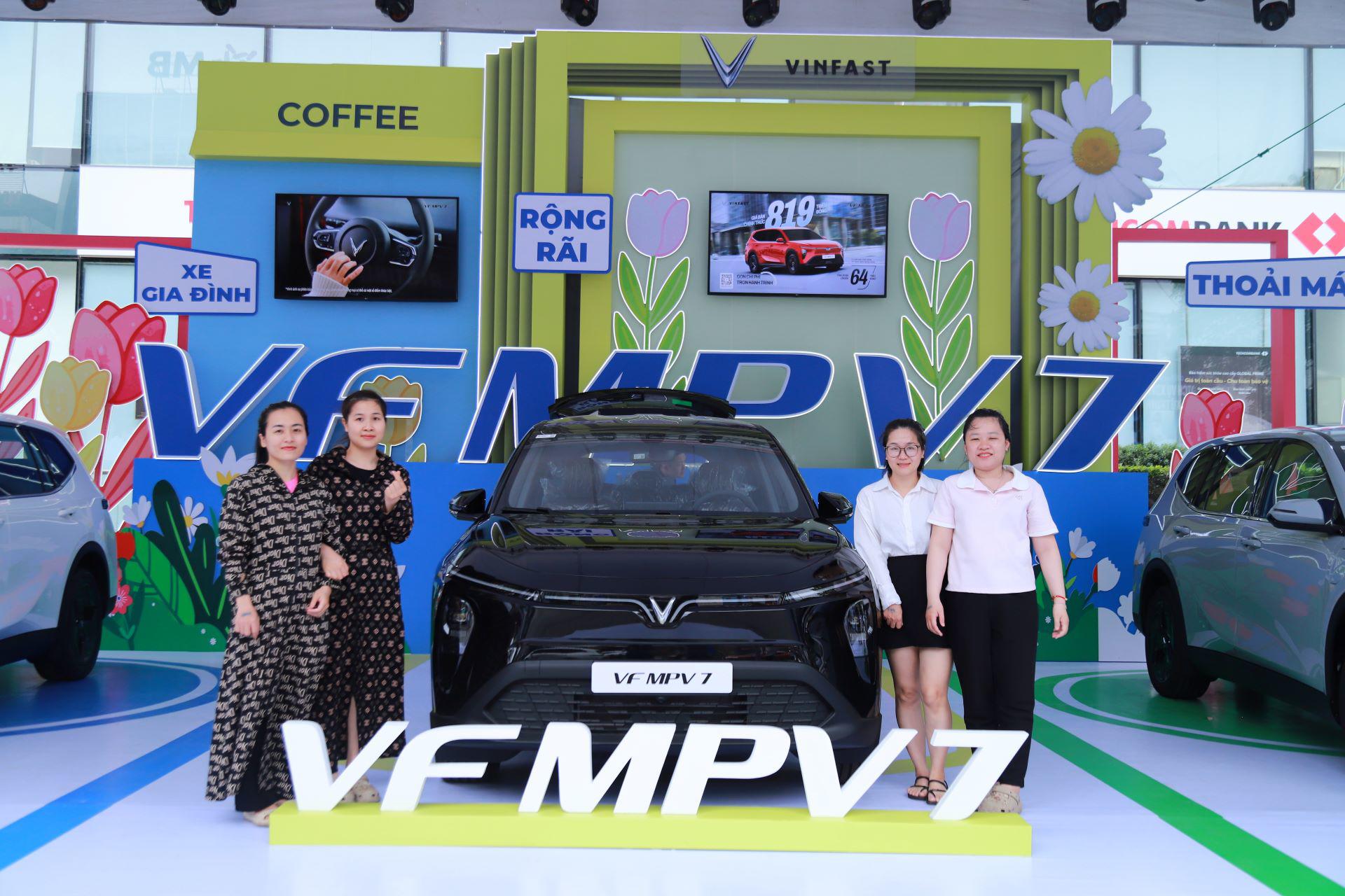 Khách hàng Thanh Hóa bất ngờ với VinFast VF MPV 7: “Hơn cả mong đợi, đúng chất xe gia đình” - 1