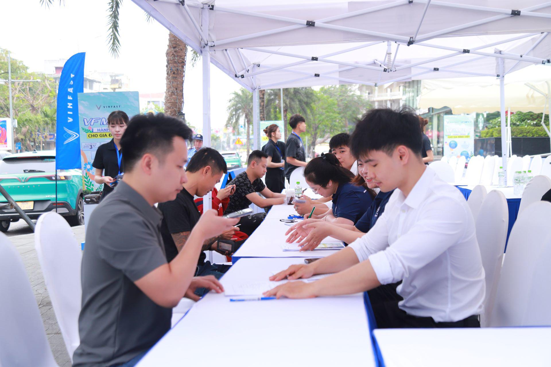 Khách hàng Thanh Hóa bất ngờ với VinFast VF MPV 7: “Hơn cả mong đợi, đúng chất xe gia đình” - 3