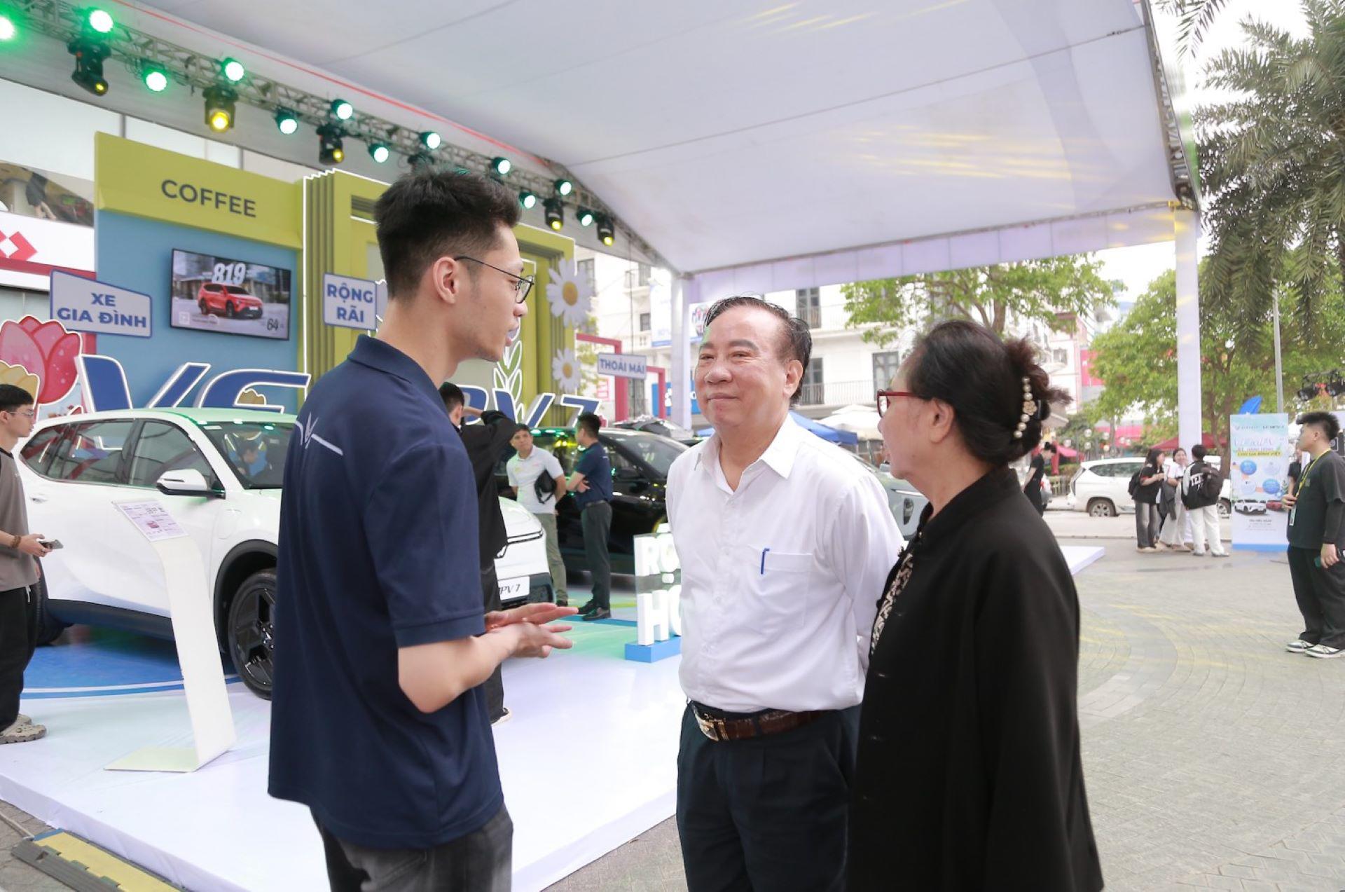 Khách hàng Thanh Hóa bất ngờ với VinFast VF MPV 7: “Hơn cả mong đợi, đúng chất xe gia đình” - 4