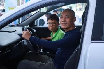 Khách hàng Thanh Hóa bất ngờ với VinFast VF MPV 7: “Hơn cả mong đợi, đúng chất xe gia đình” - 5