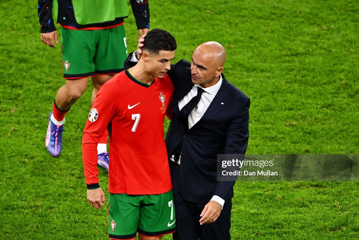 Ronaldo 41 tuổi chạy đua dự World Cup: HLV Bồ Đào Nha ca ngợi, nói về việc CR7 giải nghệ - 2