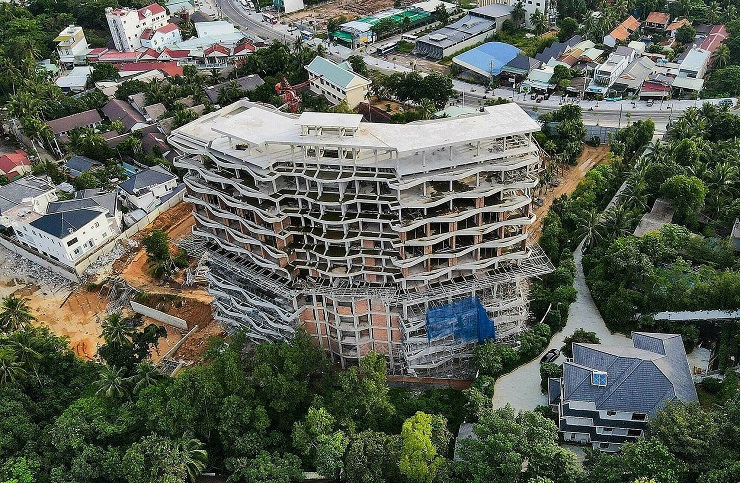 78 căn hộ, khách sạn 12 tầng cùng loạt công trình xây dựng trái phép bị buộc tháo dỡ - 1