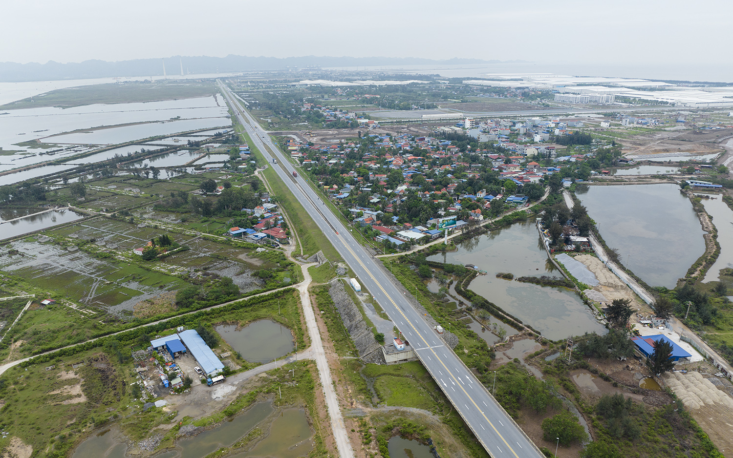 Cầu vượt biển dài nhất Việt Nam nhìn từ trên cao - 13