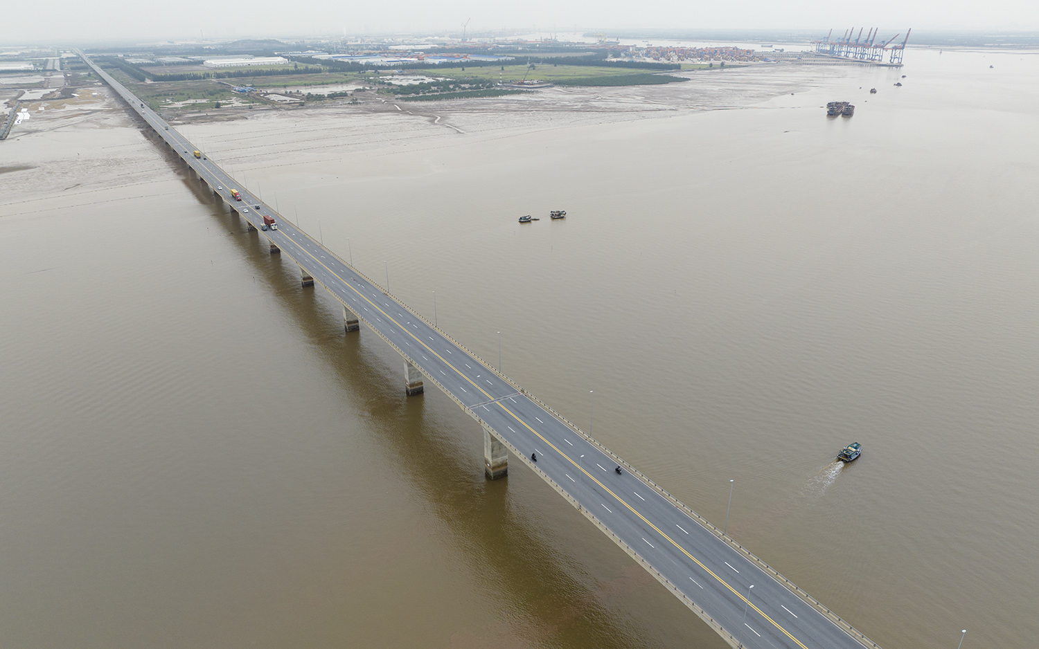 Cầu vượt biển dài nhất Việt Nam nhìn từ trên cao - 2