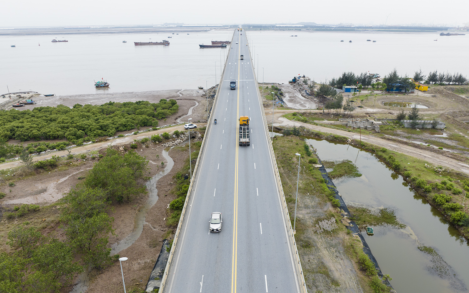 Cầu vượt biển dài nhất Việt Nam nhìn từ trên cao - 3