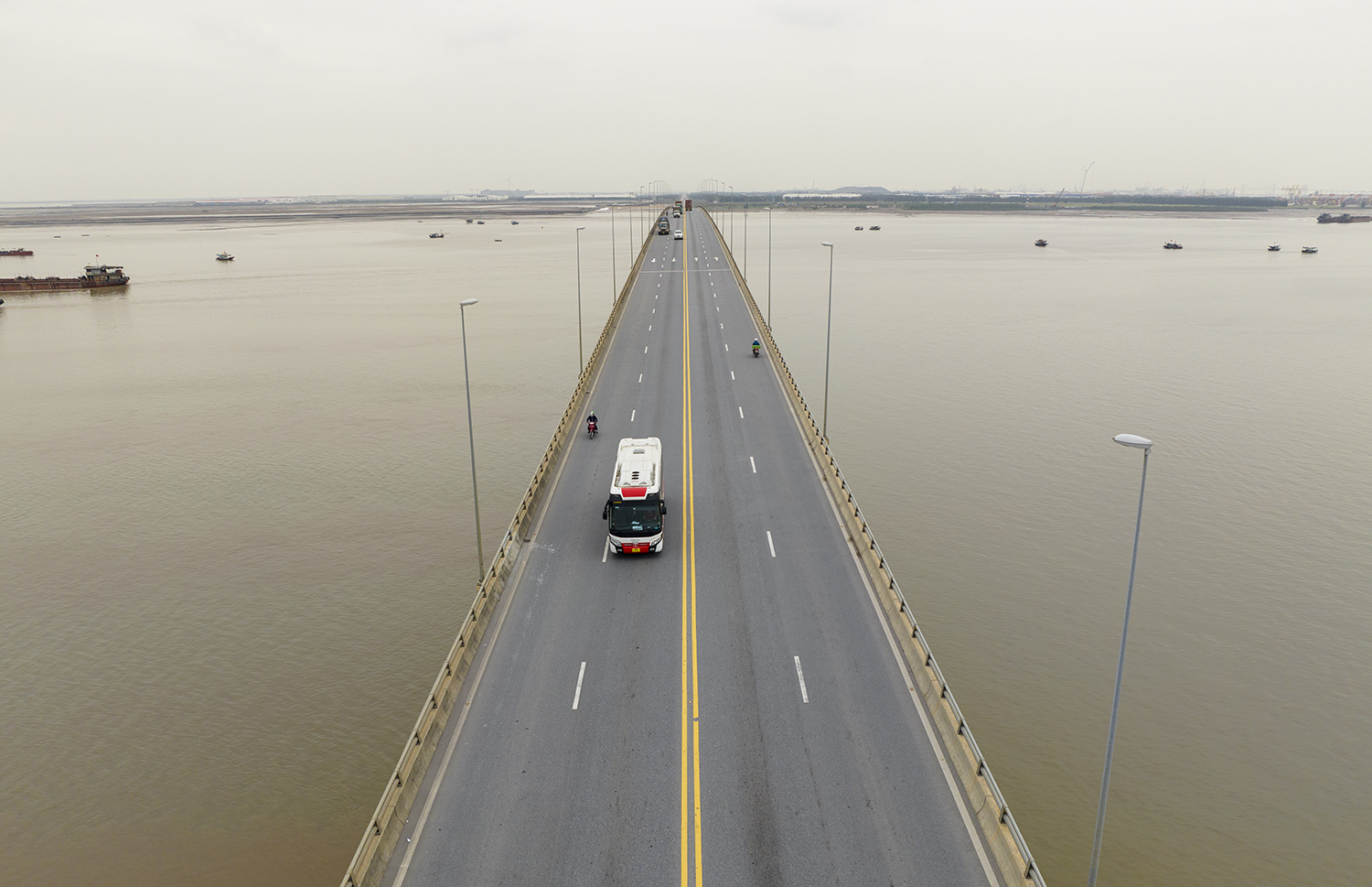 Cầu vượt biển dài nhất Việt Nam nhìn từ trên cao - 6