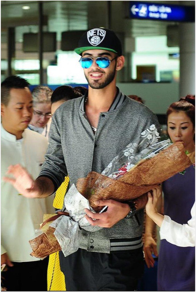 8 năm sau ngày đến Việt Nam, sao nam "bị trục xuất vì quá đẹp trai" sống ra sao? - 4