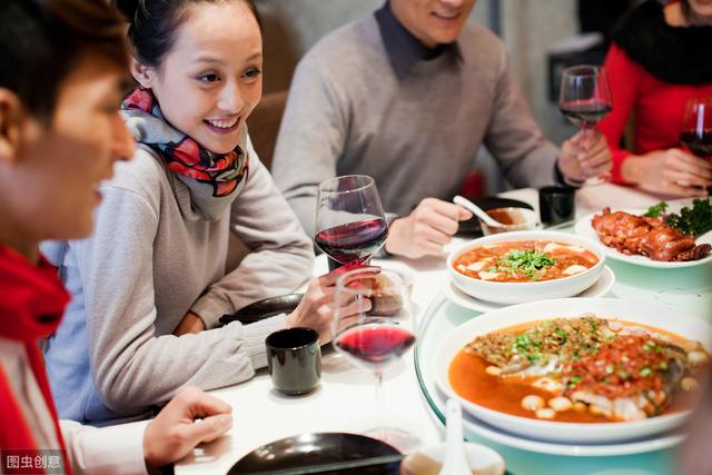 Tưởng được mời miễn phí, nhóm bạn gọi la liệt đồ ăn đắt đỏ và cái kết đắng - 1